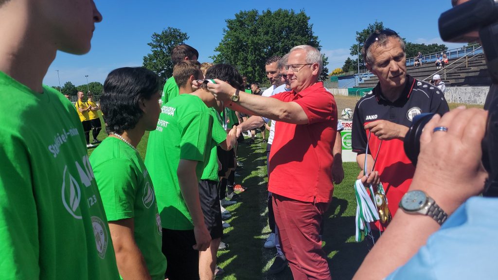 Hoyerswerdas Oberbürgermeister Torsten Ruban-Zeh bei der Siegerehrung der B-Jugend des HFC.