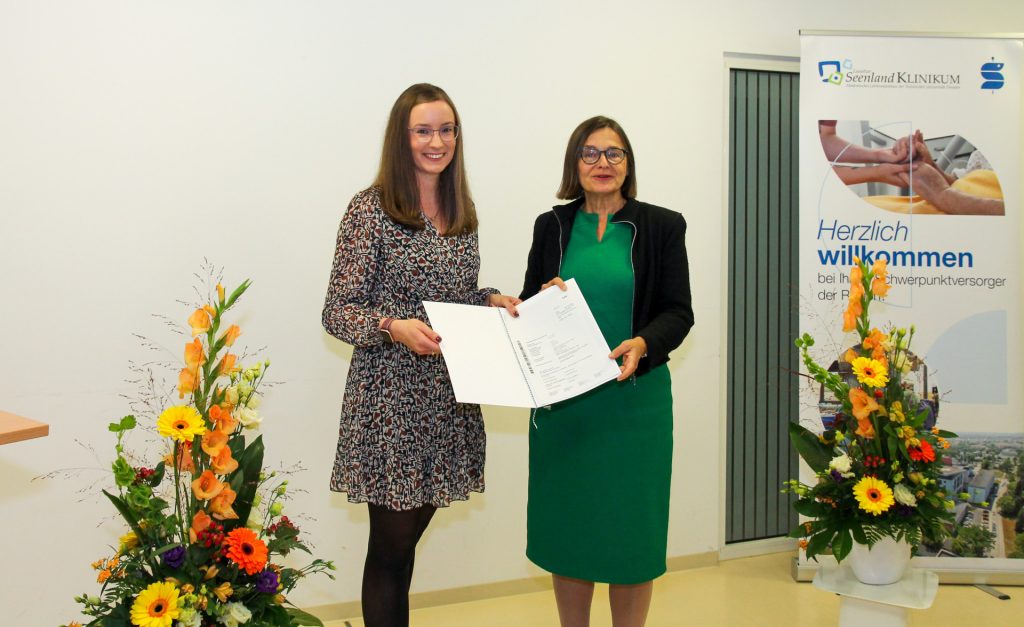 Staatsekretärin Barbara Meyer übergibt der Geschäftsführerin des Lausitzer Seenland Klinikums, Juliane Kirfe den Fördermittelbescheid.