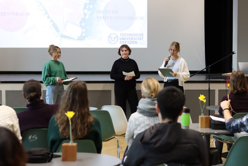Drei Studentinnen von der TU Dresden präsentieren ihre Visionen für den Standort vor Publikum.