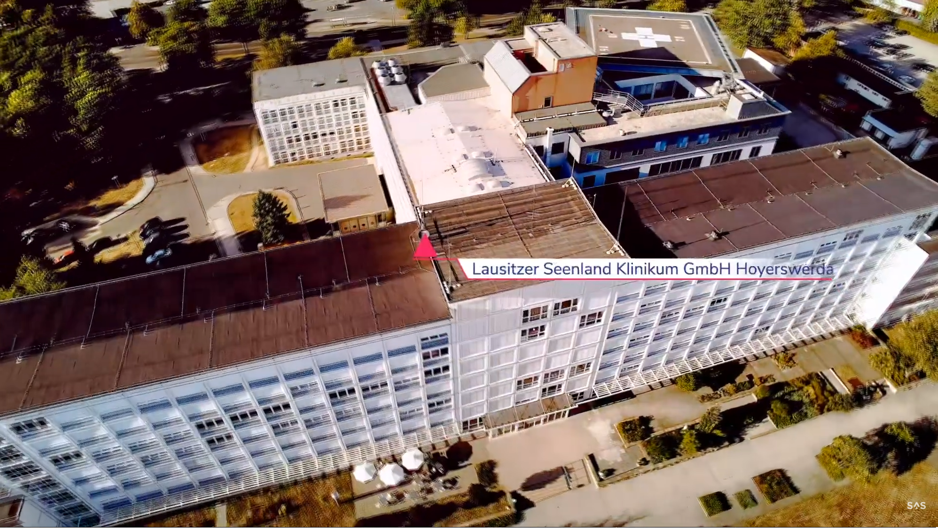 Luftbild des Lausitzer Seenland Klinikum mit kleiner Schrift Lausitzer Seenland Klinikum Hoyerswerda in der Mitte.